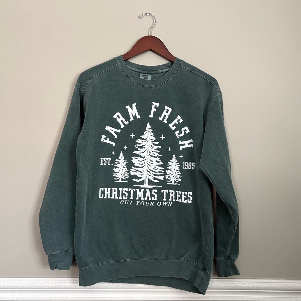 Comfort Colors Christmas Trees Sweatshirt M Farm Fresh Holiday Graphic Crewneck - Picture 3 of 5